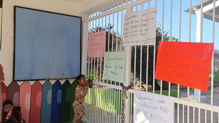 Madres de familia toman jardín de niños en Escuinapa en reclamo de maestra