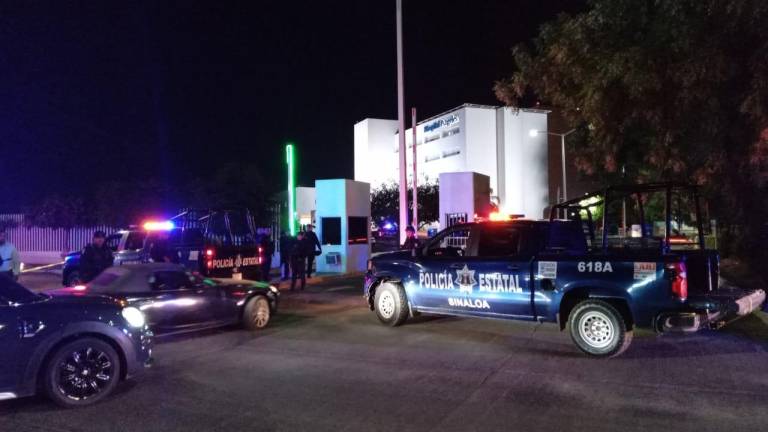 Policías estatales se encuentran rodeando el hospital la noche de este sábado.