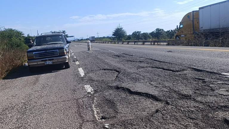 El mal estado de la carretera causa constantes descomposturas en los vehículos.