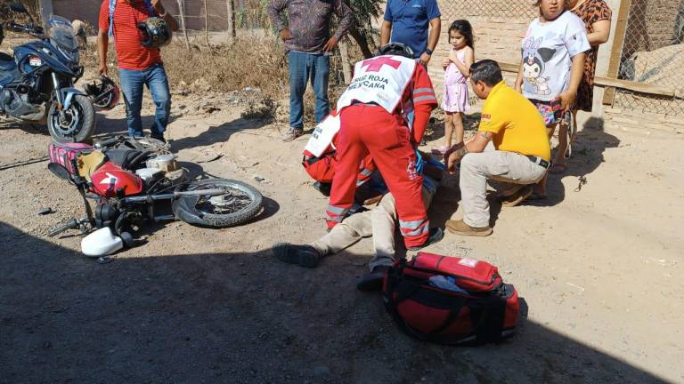 Camioneta derrapa en terracería y embiste a un motociclista en Mazatlán