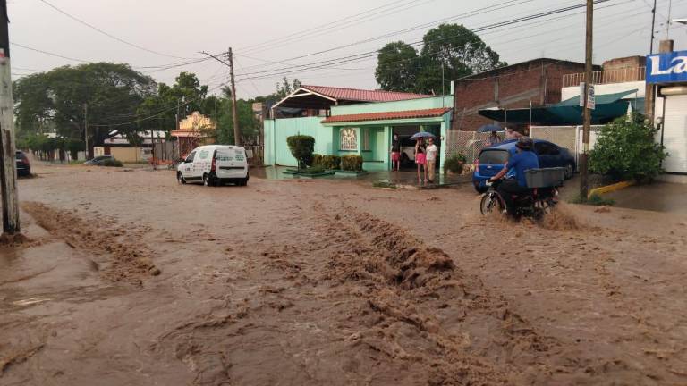 Fuerte lluvia irrumpe tarde en Culiacán