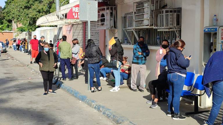 Largas filas se ven en clínica del IMSS y particulares para realizarse la prueba de Covid este domingo en Mazatlán