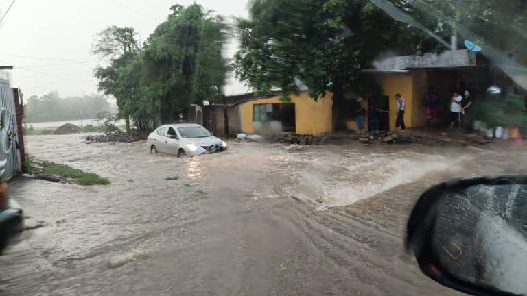 Una familia quedó atrapada tras ser arrastrada por un arroyo en las calles de la colonia El Palmito, tras registrarse una fuerte lluvia en Culiacán.