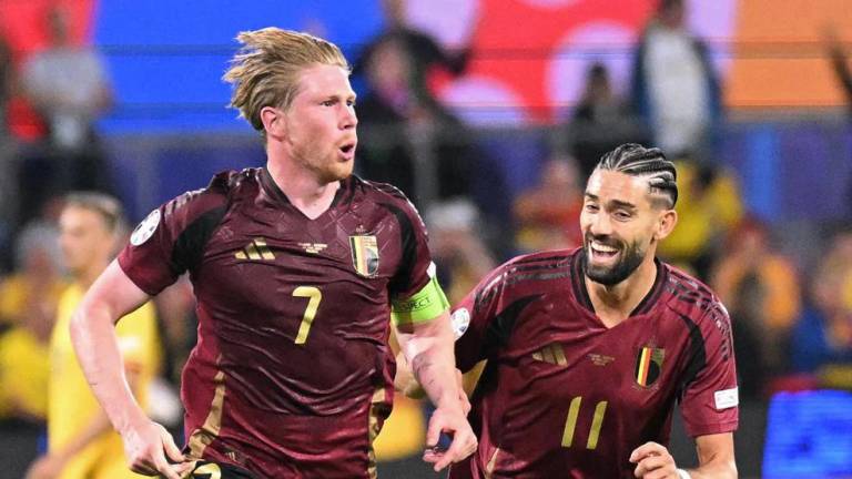 Kevin De Bruyne y Yannick Carrasco celebran el gol del capitán belga.