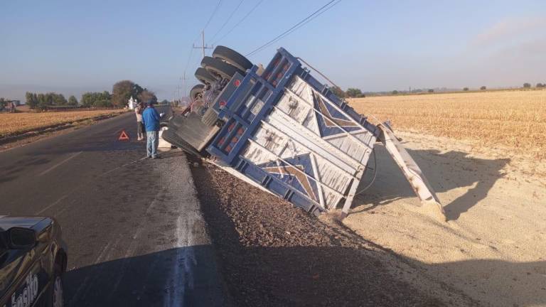 El conductor perdió el control del vehículo provocando la volcadura.