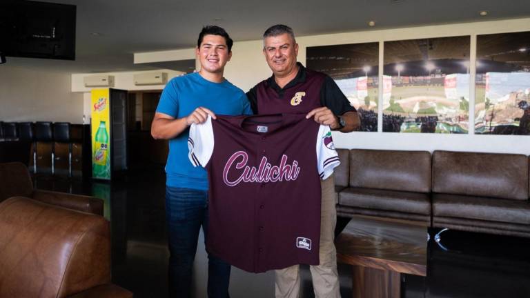 Luis Aguayo recibe su playera como tomatero.