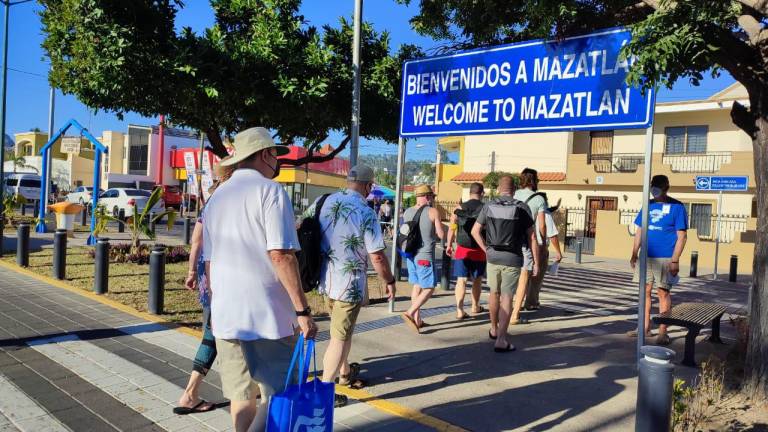 Llegada de turistas de crucero a Mazatlán.