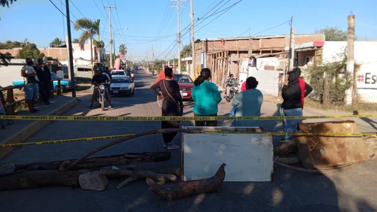 Vecinos de la colonia Francisco I. Madero bloquean la avenida Pino Suárez y provocan caos vial al sur de Mazatlán.
