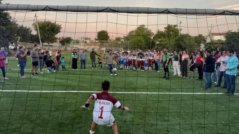 Entregan cancha de pasto sintético en colonia Universidad 94, en Culiacán