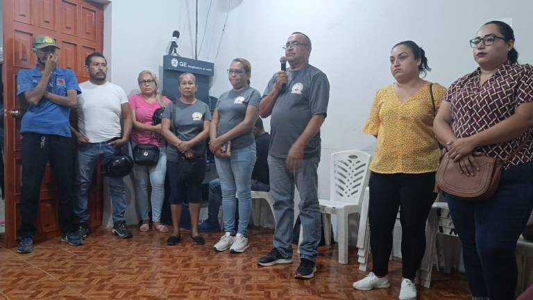 Empleados despedidos que ingresaron al la sesión de Cabildo de este martes en Escuinapa.