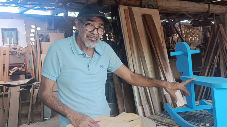 Los caballitos de madera aún siguen siendo atractivos para niñas y niños e Iván Aurelio Aguilera conserva la tradición de elaborarlos.