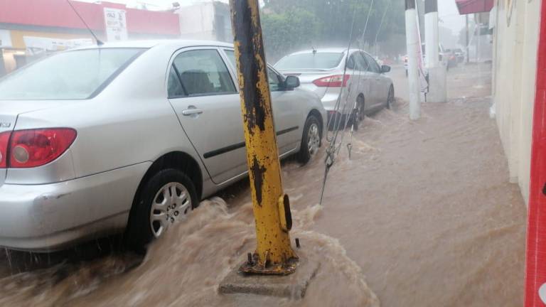 Lluvias en Culiacán causan cierres de vialidades, inundaciones y arrastre de vehículos