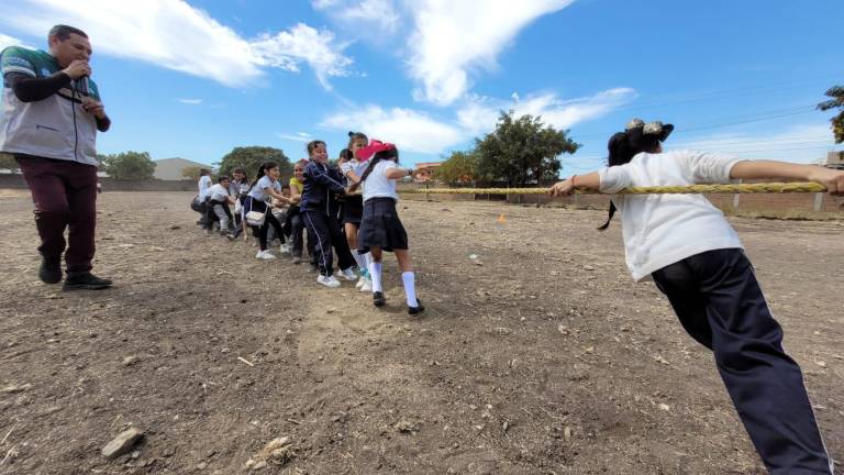 Jalar la cuerda fue de una de las actividades que formaron parte de la Jornada Deportiva en la Escuela Primaria Dionisio Saldaña.