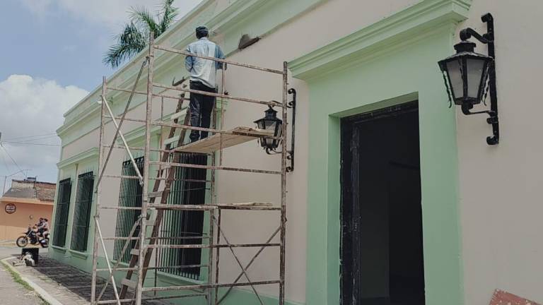 La fachada del Museo Lola Beltrán en Rosario ahora fue pintada en colores verde pistache y beige.