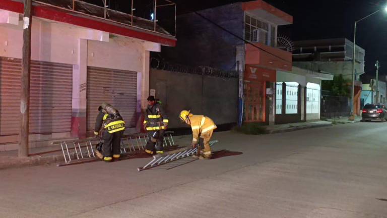 Elementos de Bomberos de Escuinapa atendieron la situación ante una presunta fuga de amoniaco.