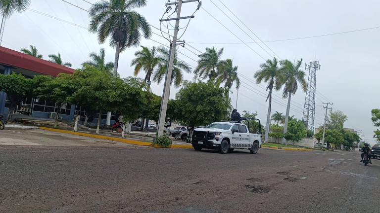 Elementos de la Guardia Nacional recorren las calles de Escuinapa.