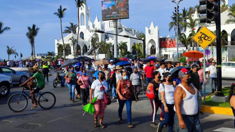 Familias de desplazados marchan en Mazatlán; realizan bloqueo intermitente de la Camarón Sábalo