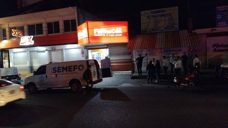 Reportan asesinato dentro de farmacia en colonia 5 de Mayo en Culiacán