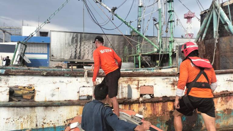 Personal naval trabajó para sofocar un incendio en embarcaciones pesqueras en el Parque Bonfil de Mazatlán, asegurando la seguridad de los buques cercanos.