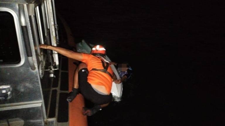 Operativo de rescate de la Armada de México de tres tripulantes de kayak que quedaron a la deriva tras voltearse frente a las costas de Mazatlán.