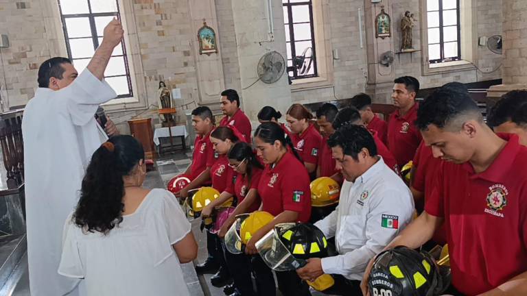 El sacerdote Raúl Barraza bendijo a los Bomberos de Escuinapa durante la misa por la celebración de su día.