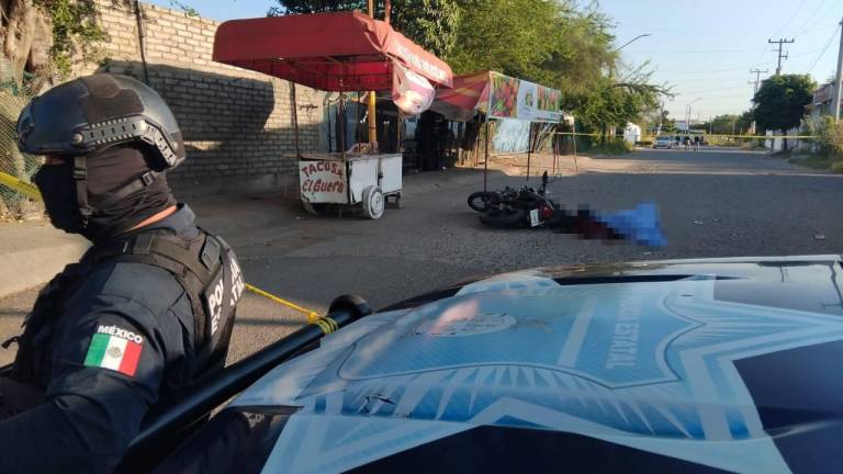 Dos personas fueron hallados sin vida luego fueran atacadas con arma de fuego en la colonia El Barrio.