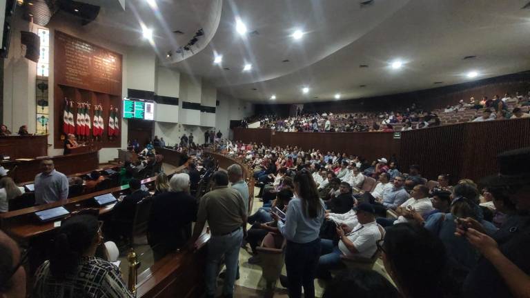 Trabajadores de la UAS irrumpen en el Congreso del Estado previo a sesión