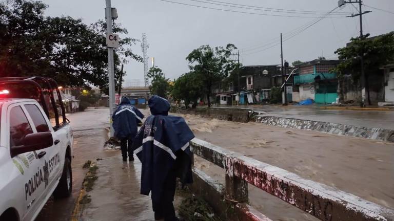 Huracán John causa deslaves e inundaciones en Guerrero; suspenden vuelos en Acapulco