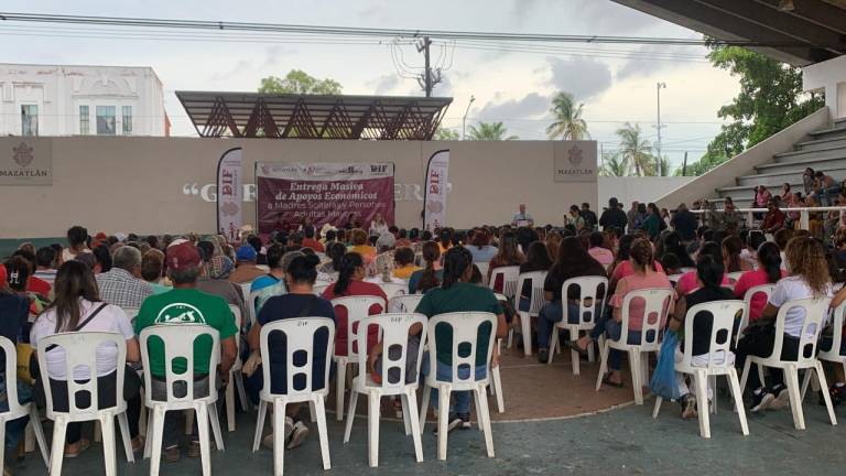 Entrega de apoyos a madres solteras y adultos mayores en Mazatlán.