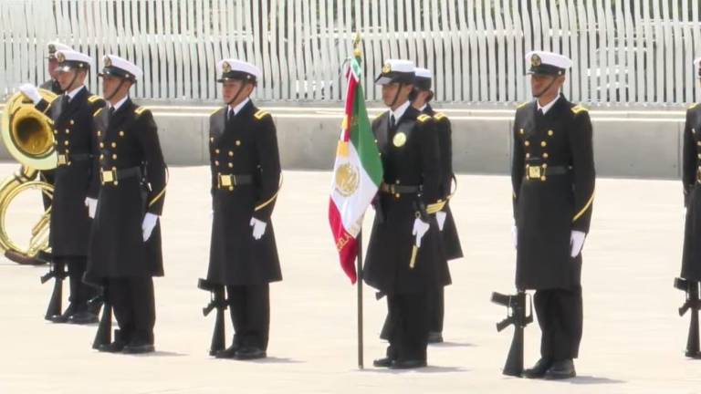 Esperanza Guadalupe Toledo Durán es la abandera de la Escuela Naval de la Secretaría de Marina.