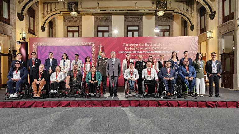 Todos los deportistas que dieron medalla a México en los Juegos Olímpicos y Paralímpicos de París 2024, junto al Presidente de México, Andrés Manuel López Obrador.