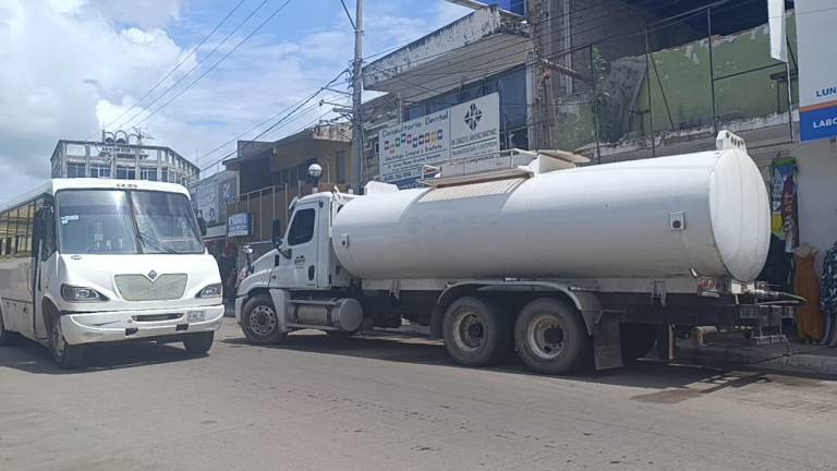 Las pipas han tenido que surtir a los escuinapenses ante falta de agua potable.