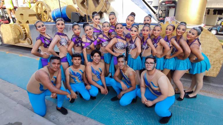 Sorprenden carros alegóricos carnavaleros a vacacionista de Semana Santa