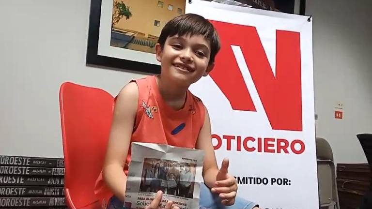 En las instalaciones de Noroeste, Matías Javier recibe donativo de lector anónimo.