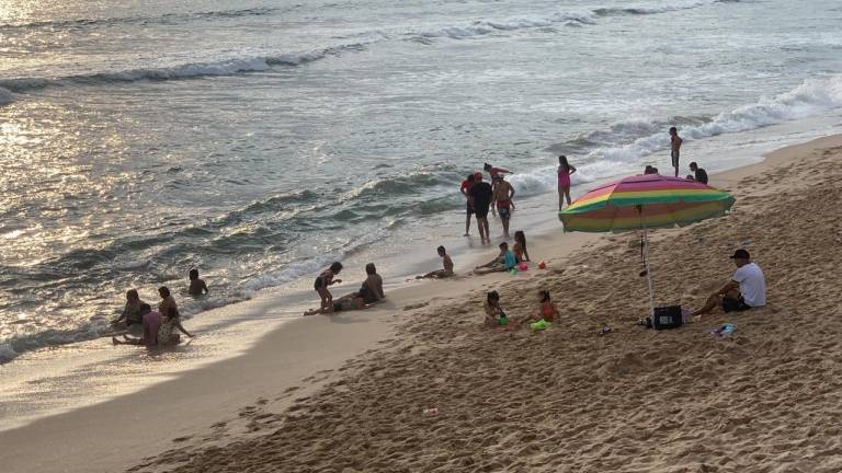 Disfrutan de las playas de Mazatlán hasta el último día de vacaciones