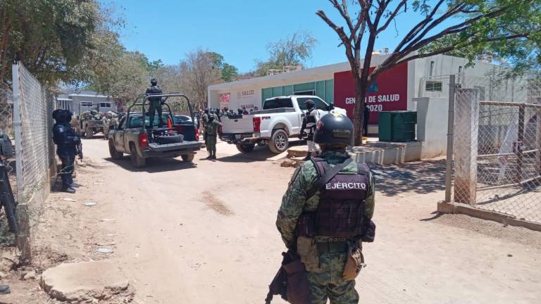 Elementos del Ejército Mexicano y policías estatales custodian el Centro de Salud de El Pozo, Imala, donde fueron llevados los lesionados de la explosión.