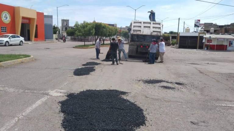 Trabajadores del Ayuntamiento de Escuinapa avanzan con el bacheo de calles y tramos críticos.