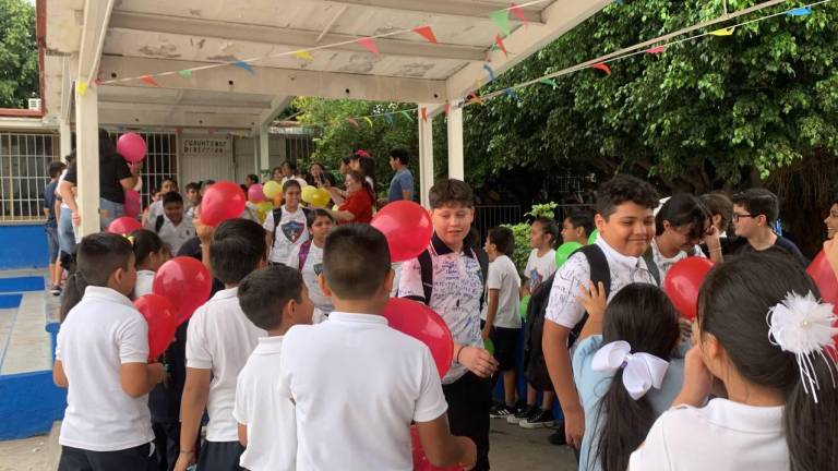 Alumnos de la primaria Cuauhtémoc dicen adiós al plantel donde crecieron para seguir su formación en la secundaria.