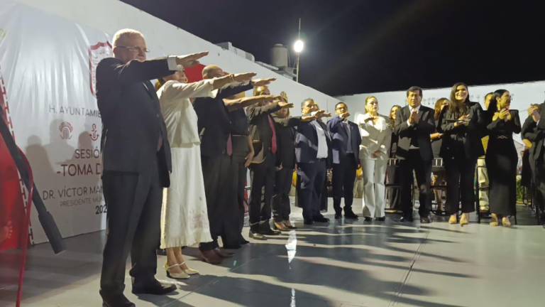 El Alcalde Víctor Manuel Díaz y los miembros del Cabildo en su toma de protesta este jueves en Escuinapa.