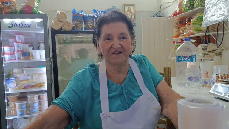 A pesar de los cambios que ha habido en el mercado Miguel Hidalgo, doña Vicky disfruta de trabajar en su negocio de cremería.