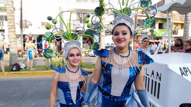 Sorprenden carros alegóricos carnavaleros a vacacionista de Semana Santa