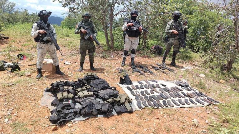 Decomiso de armas largas, cargadores y chalecos antibalas, en la sierra de Rosario.