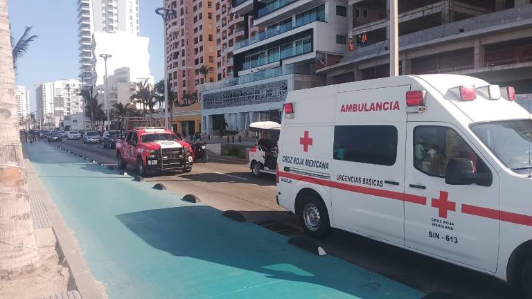 Servicios de emergencia trasladan a un turista al hospital después de ser rescatado del mar.