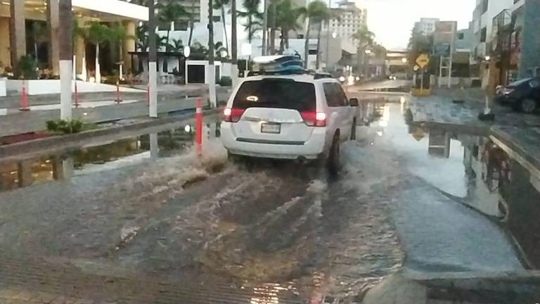 Otra vez, se forma laguna en zona de pasos peatonales elevados en la Camarón Sábalo, en Mazatlán