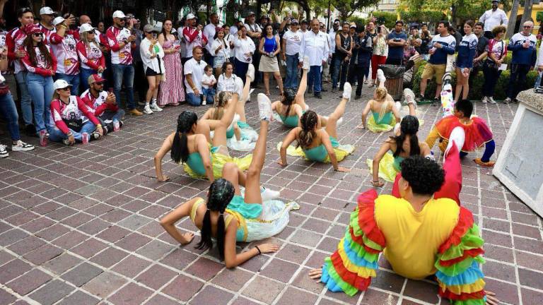 Una fiesta sorpresa carnavelera ofrece Mazatlán a los participantes de la Rodada de Indian Motorcycle.