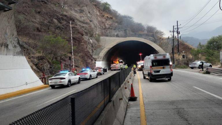 Tramo carretero de la autopista Mazatlán-Durango donde hay un cierre parcial por el incendio de un camión.