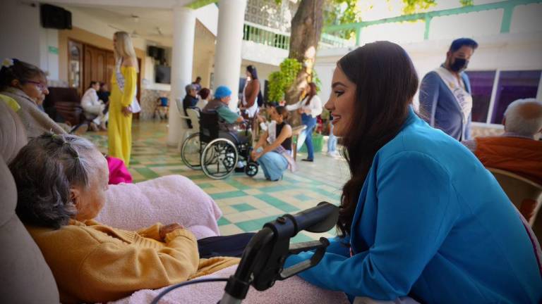 Aspirantes a las coronas del Carnaval de Mazatlán celebran el Día de Reyes en el Asilo de Ancianos