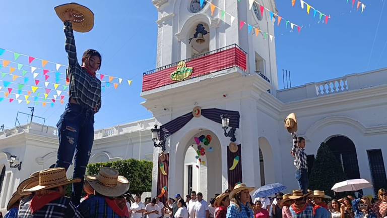 Cientos de estudiantes participaron en el desfile conmemorativo de la Revolución Mexicana.