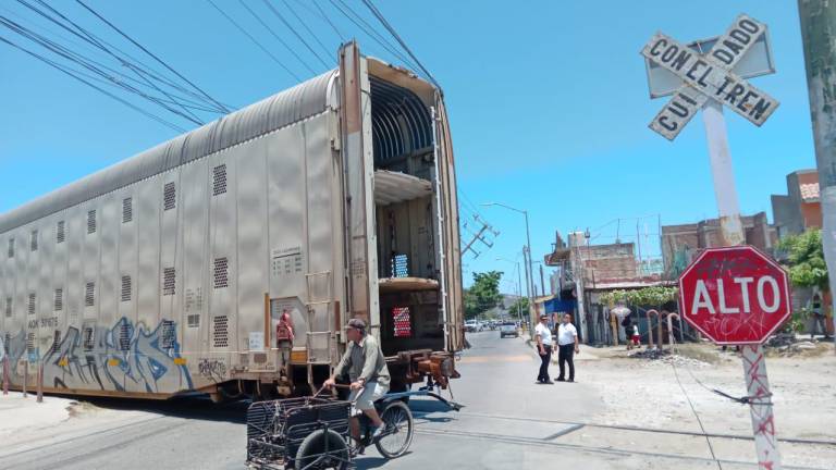 Uno de los vagones de tres pisos quedó atorado entre el cableado eléctrico.