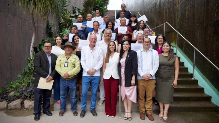 Los graduados recibieron un reconocimiento tras la capacitación.